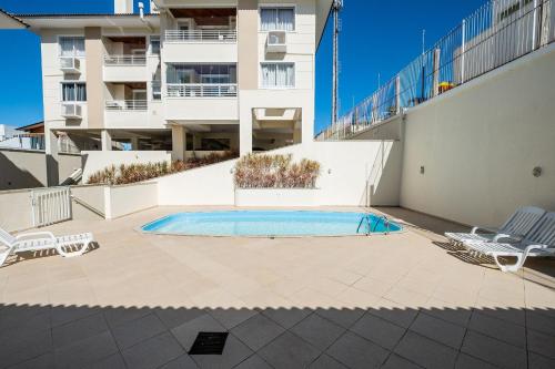 Apto com piscina a 2min da praia CAC106