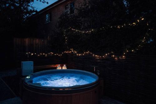 Luxury Farm Cottage with Hot Tub