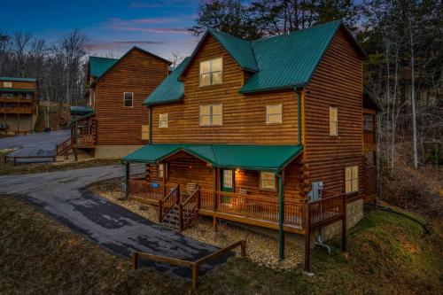 Tennessee Escape 2 Hot Tubs, 3 Decks and Pool Table in Pigeon Forge, USA