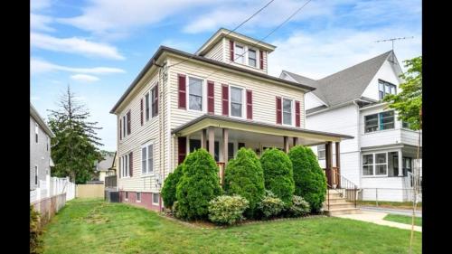 Black Rock Home - 4 bed - jacuzzi bath - beach in Bridgeport, USA