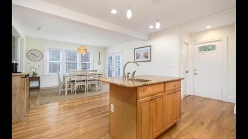 Black Rock Home - 4 bed - jacuzzi bath - beach in Bridgeport, USA