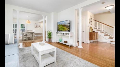 Black Rock Home - 4 bed - jacuzzi bath - beach in Bridgeport, USA