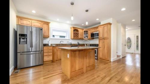 Black Rock Home - 4 bed - jacuzzi bath - beach in Bridgeport, USA
