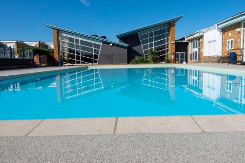 Swimming pool, 127cs HOBURNE NAISH HOLIDAY PARK in Christchurch