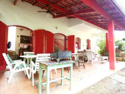 Balcony/terrace, Casa com muito lazer a 100m da Praia de Guaeca SP in Praia Do Guaeca