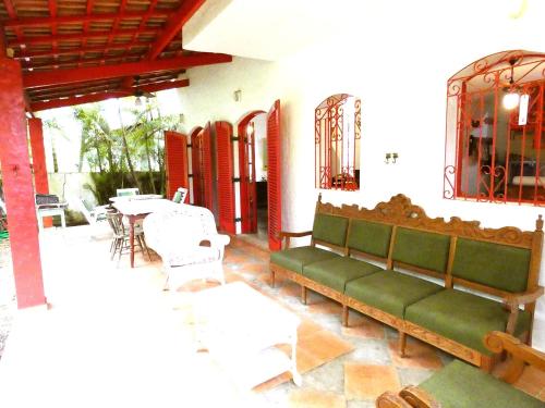 Balcony/terrace, Casa com muito lazer a 100m da Praia de Guaeca SP in Praia Do Guaeca