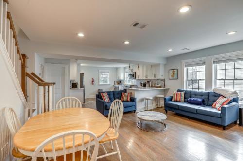 Long Branch Getaway - Walk to Beaches and Dining! in Long Branch, USA