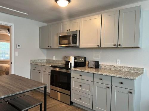 Chic 1BR w/backyard near Bishop Arts & Dallas Zoo in Dallas, USA