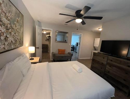 Chic 1BR w/backyard near Bishop Arts & Dallas Zoo in Dallas, USA