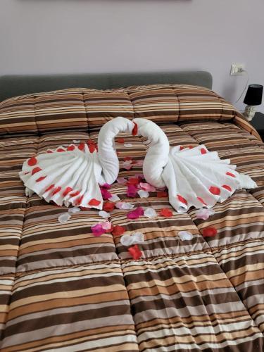 1 queen bed, 1 double bed