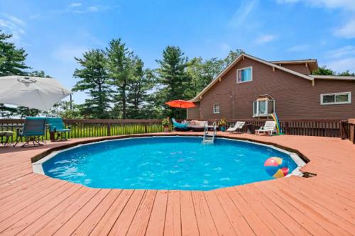 Cheerful 4BR Chalet with Seasonal Pool, Hot Tub