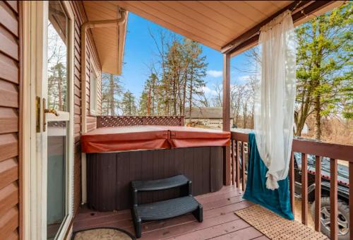 Cheerful 4BR Chalet with Seasonal Pool, Hot Tub