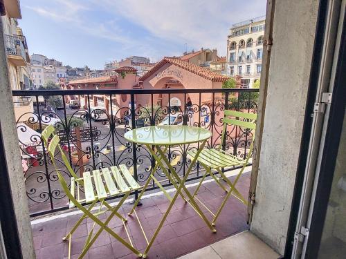 Studio with view on Marché Forville for 2 128