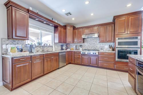 Large Las Vegas Home with Pool, Hot Tub and Game Room, Las Vegas (fotografie 8)