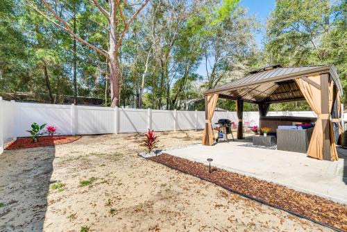 Crystal River Getaway with Hot Tub and Fire Pit!