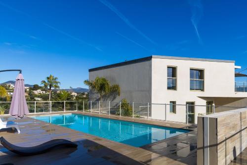 Balcony/terrace, SPLENDIDE APPARTEMENT NICE BLUE PEARL TOUT CONFORT VUE MER PANORAMIQUE in Fabron