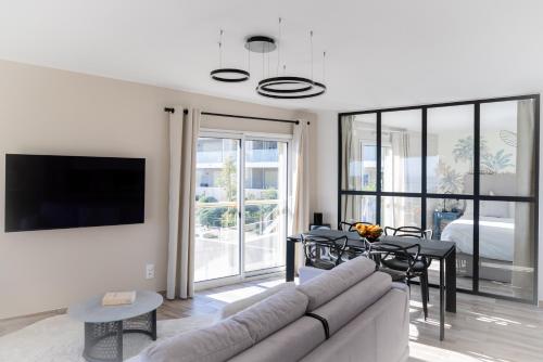 Shared lounge/TV area, SPLENDIDE APPARTEMENT NICE BLUE PEARL TOUT CONFORT VUE MER PANORAMIQUE in Fabron