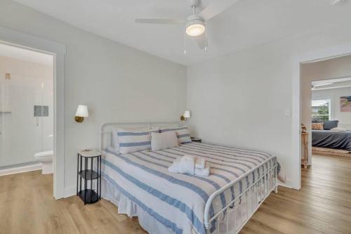 Freshly Renovated Tybee Beach Home:Short Walk to B Freshly Renovated Tybee Beach Home:Short Walk to B