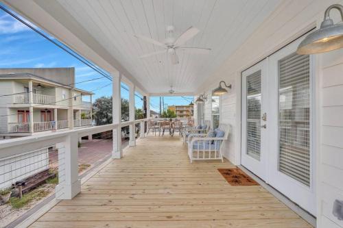 Freshly Renovated Tybee Beach Home:Short Walk to B Freshly Renovated Tybee Beach Home:Short Walk to B