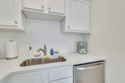 Freshly Renovated Tybee Beach Home:Short Walk to B Freshly Renovated Tybee Beach Home:Short Walk to B