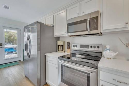 Freshly Renovated Tybee Beach Home:Short Walk to B Freshly Renovated Tybee Beach Home:Short Walk to B