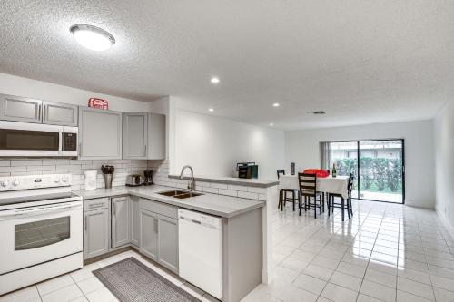 Modern Coral Springs Home Close to Everglades!