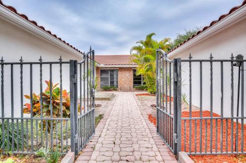 Modern Coral Springs Home Close to Everglades!