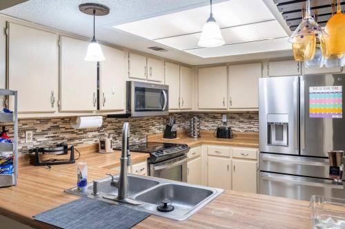 Trendy 2BR 2BA Oasis W/ Loft, Home Away From Home! in Memphis, USA