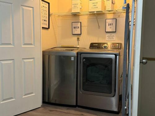 Trendy 2BR 2BA Oasis W/ Loft, Home Away From Home! in Memphis, USA