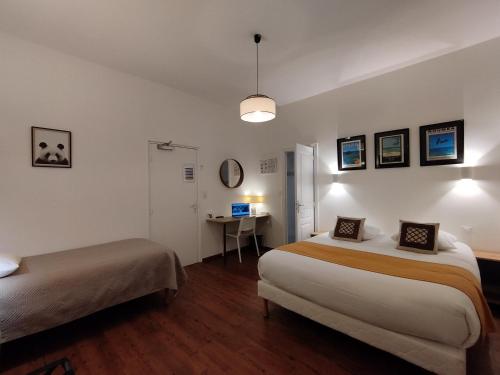 Shower, The Originals Access, Hotel Le Canter Saumur in Saint-Hilaire-Saint-Florent