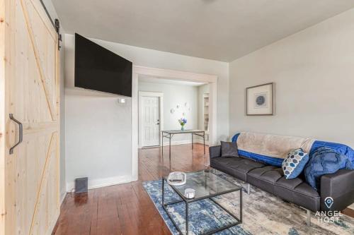Newly Remodeled Apt, South Hills Old Brooklyn Area in Cleveland, USA