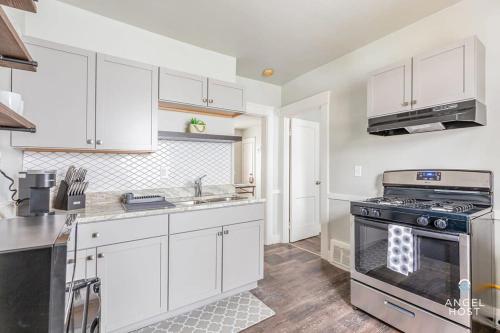 Newly Remodeled Apt, South Hills Old Brooklyn Area in Cleveland, USA