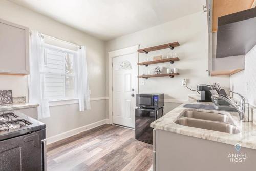 Newly Remodeled Apt, South Hills Old Brooklyn Area in Cleveland, USA