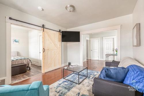 Newly Remodeled Apt, South Hills Old Brooklyn Area in Cleveland, USA