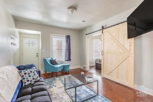 Newly Remodeled Apt, South Hills Old Brooklyn Area in Cleveland, USA
