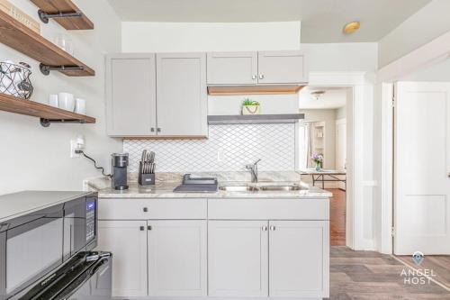 Newly Remodeled Apt, South Hills Old Brooklyn Area in Cleveland, USA