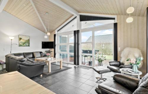 4 Bedroom Lovely Home In Tarm