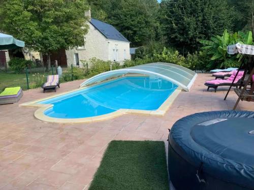 Gîte rénové avec piscine chauffée près de Beauval, 10 pers., terrain de sport et nature.