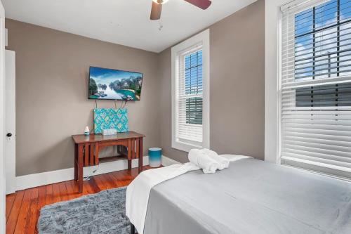 The Schumacher Cottage- 2 BR w Parking & Yard in Columbus, USA