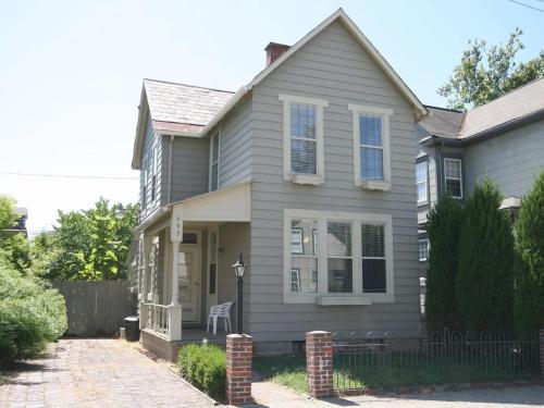 The Schumacher Cottage- 2 BR w Parking & Yard in Columbus, USA