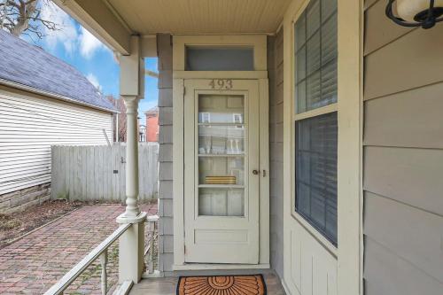 The Schumacher Cottage- 2 BR w Parking & Yard in Columbus, USA