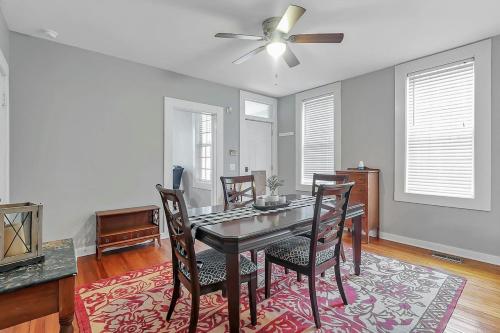 The Schumacher Cottage- 2 BR w Parking & Yard in Columbus, USA