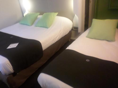 1 double bed, 1 twin bed