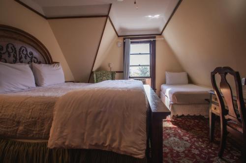 1 king bed, 1 twin bed