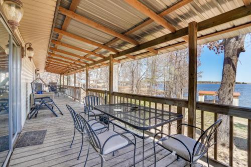 Updated Getaway on Toledo Bend with Pvt Boat Launch! Updated Getaway on Toledo Bend with Pvt Boat Launch!