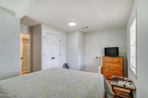 Updated Getaway on Toledo Bend with Pvt Boat Launch! Updated Getaway on Toledo Bend with Pvt Boat Launch!