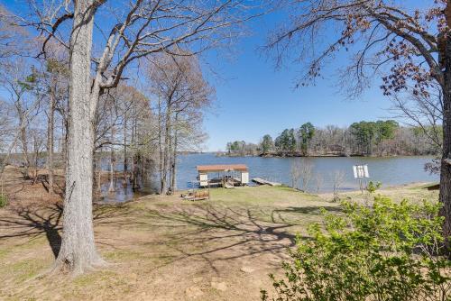 Updated Getaway on Toledo Bend with Pvt Boat Launch! Updated Getaway on Toledo Bend with Pvt Boat Launch!