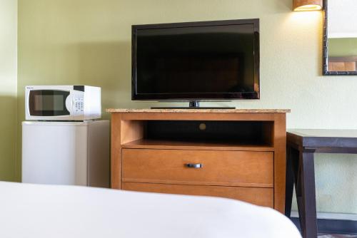 2 queen beds, 1 sofa bed