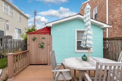 Cozy Margate Cottage - 3 blocks to the Beach! in Margate City, USA