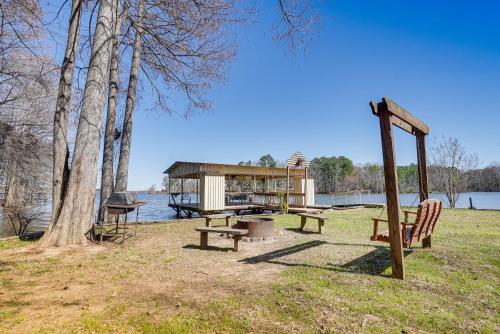 Updated Getaway on Toledo Bend with Pvt Boat Launch! - main image